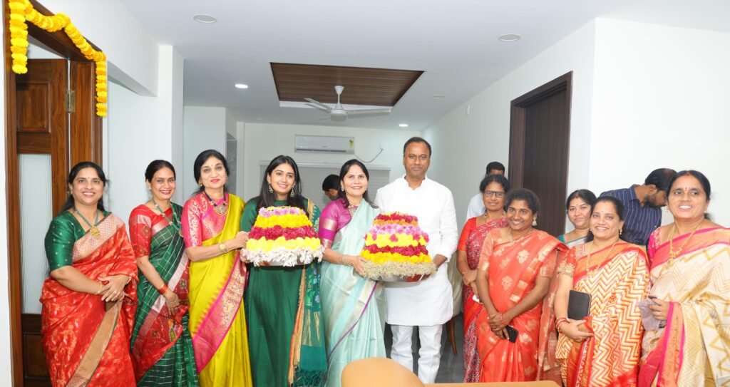 మునుగోడులో అంగరంగ వైభవంగా బతుకమ్మ సంబరాలు