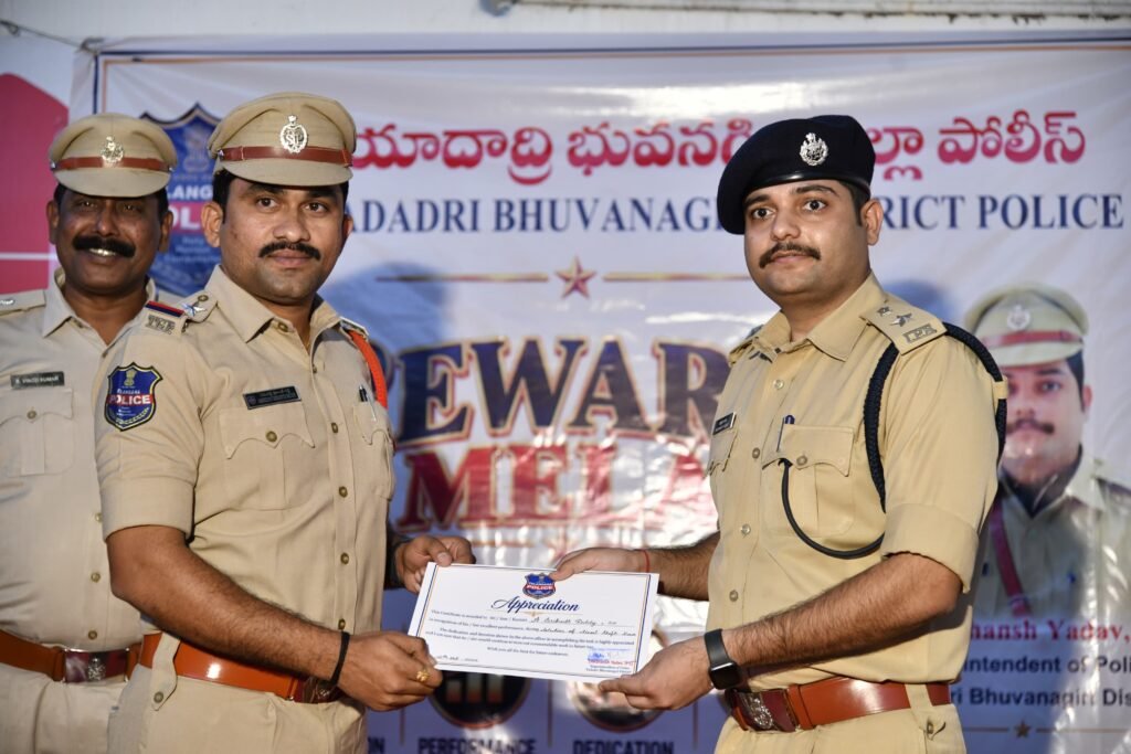 ఎస్పీ చేతుల మీదుగా ప్రశంసా పత్రం అందుకున్న సబ్ ఇన్స్పెక్టర్ శ్రీకాంత్ రెడ్డి
