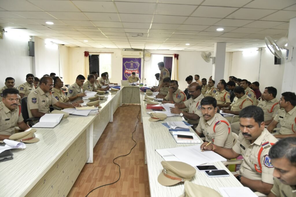 విధి నిర్వహణలో విశేష ప్రతిభ.. 120 మంది పోలీస్ సిబ్బందికి ఎస్పీ అక్షాన్ష్ యాదవ్ ప్రశంసా పత్రాల